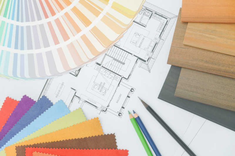 桌子上的建筑设计图纸和彩色纸