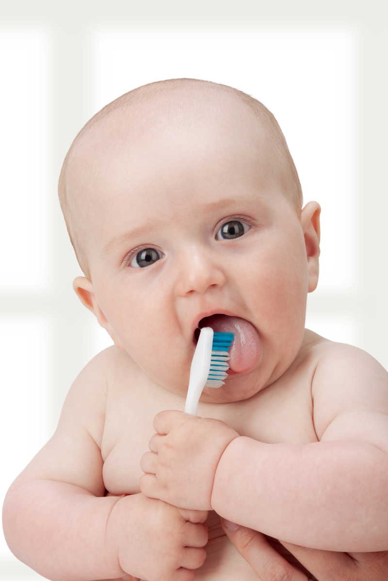 可爱的小宝宝在做着牙齿护理
