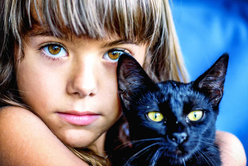 女孩和黑猫