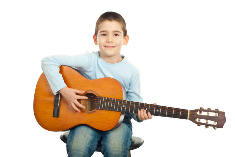 弹吉他的小男孩特写