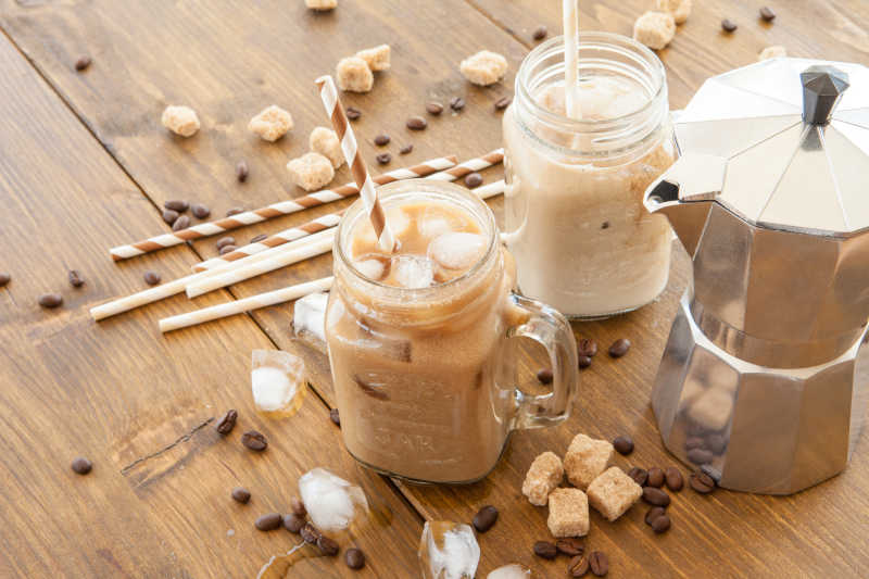 木桌上的冰咖啡和咖啡豆