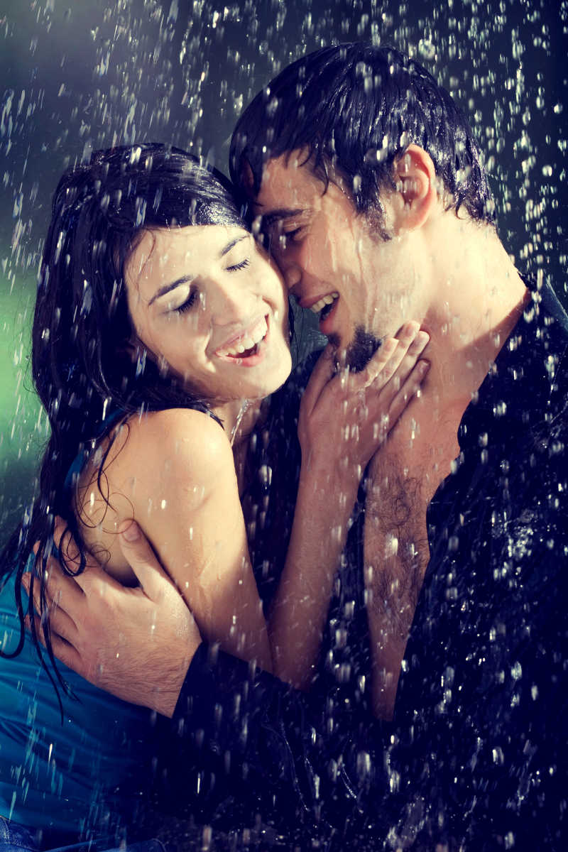 雨中激情拥抱的年轻情侣