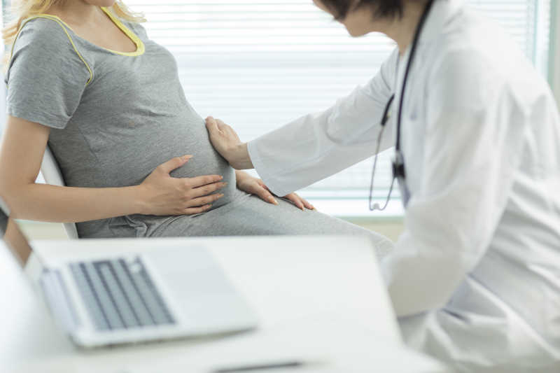 医生检查孕妇肚子里的宝宝健康状况