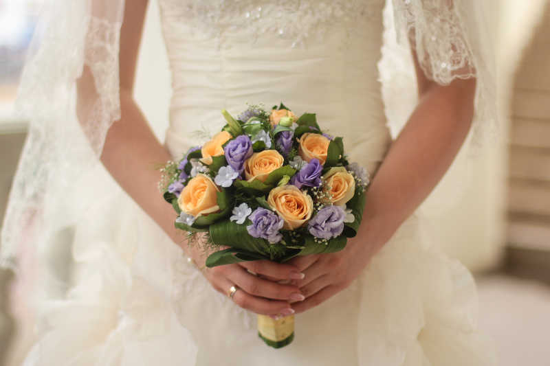 新娘手里的鲜花捧花