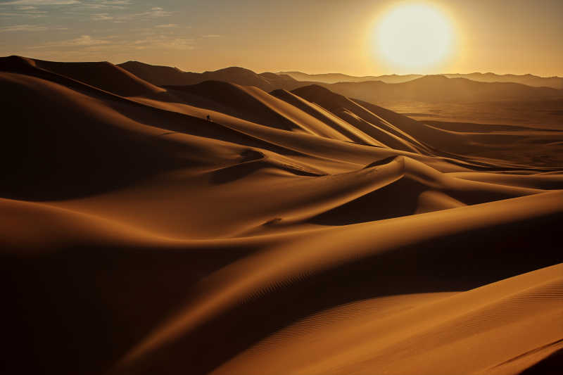 阳光下沙漠里的沙丘
