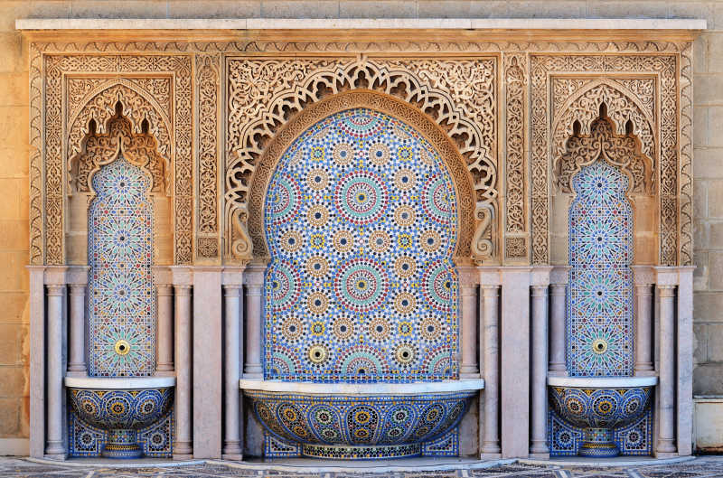 拉巴特金色马赛克瓷砖装饰的喷泉
