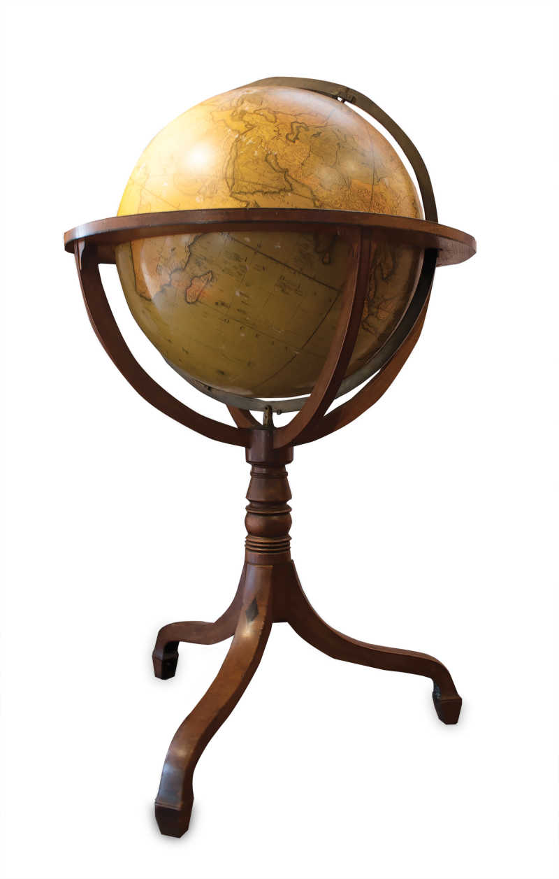 白色背景下的十九世纪的经典地球仪
