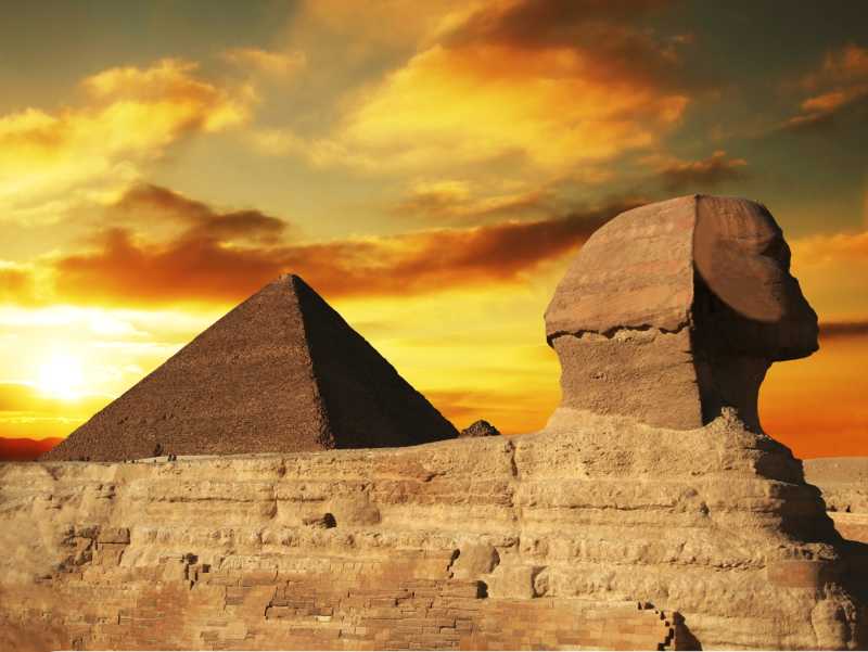 日落时的埃及狮身人面像和金字塔