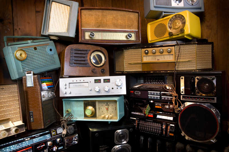 堆在一起的各种老式收音机