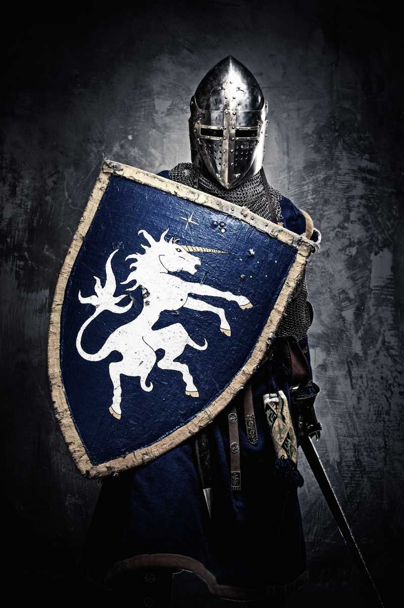 中世纪头戴盔甲的骑士