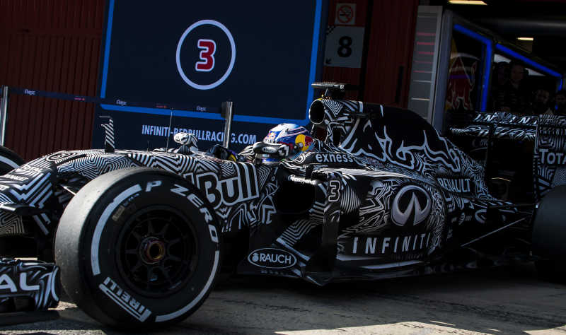 丹尼尔里卡多与他的F1赛车