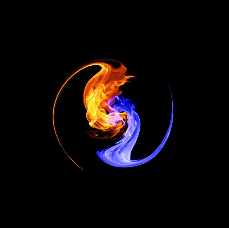 黑色背景下燃烧的红蓝两色火焰组成的太极八卦符号