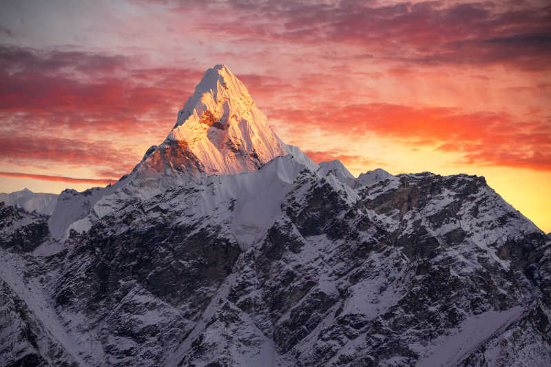 日落下的阿玛达布拉姆峰