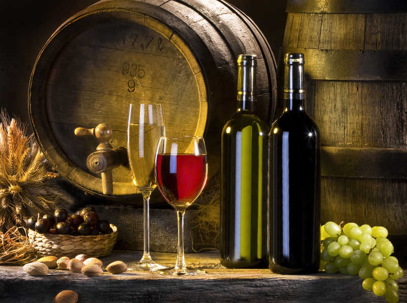 木桶旁边的葡萄与葡萄酒特写