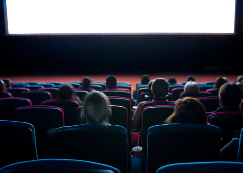 观众在电影院看电影