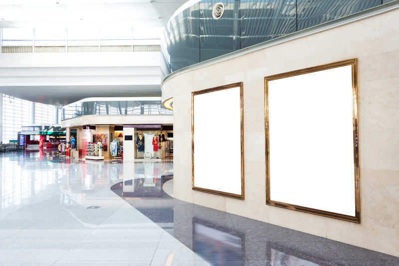 现代购物中心的空白招贴墙