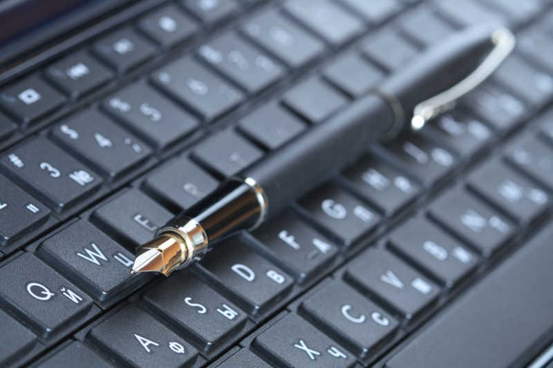 笔记本键盘上的黑色钢笔