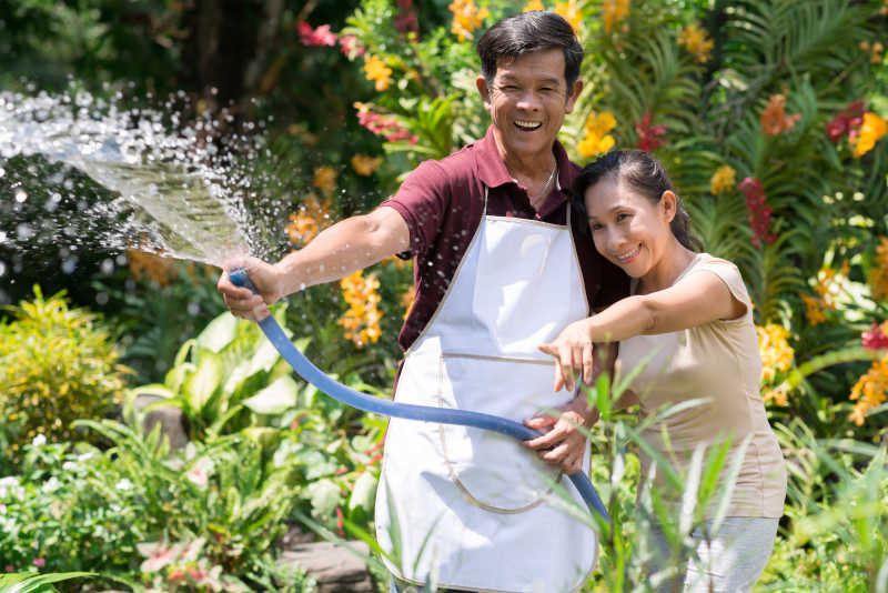 帮花园浇水的幸福中年夫妇