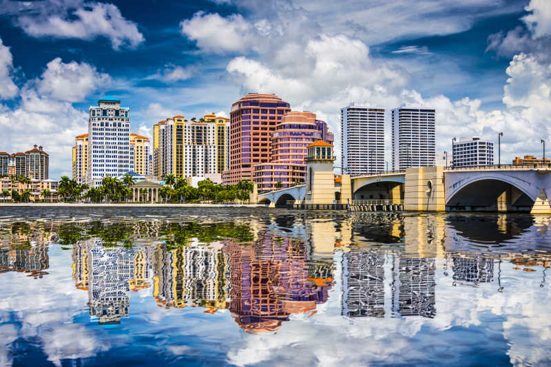 佛罗里达州城市建筑和河流风景