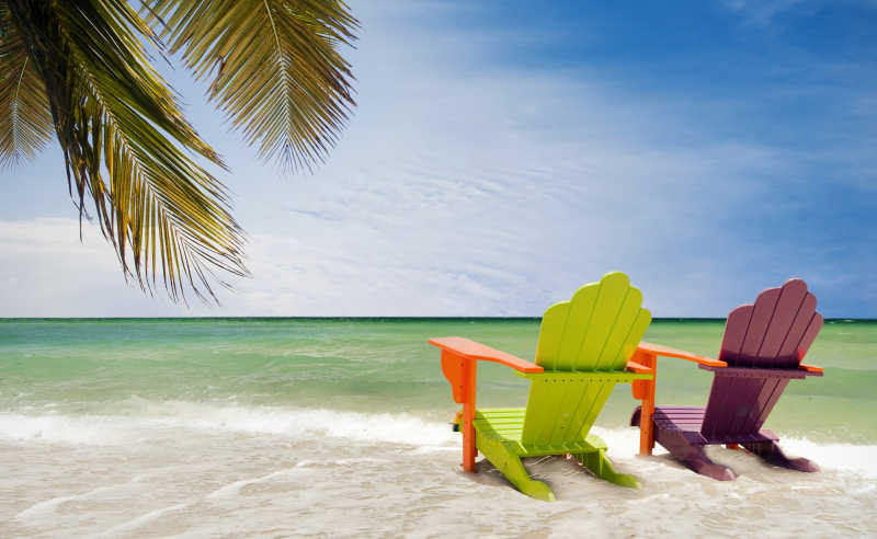 佛罗里达州海滩上的休闲椅风景