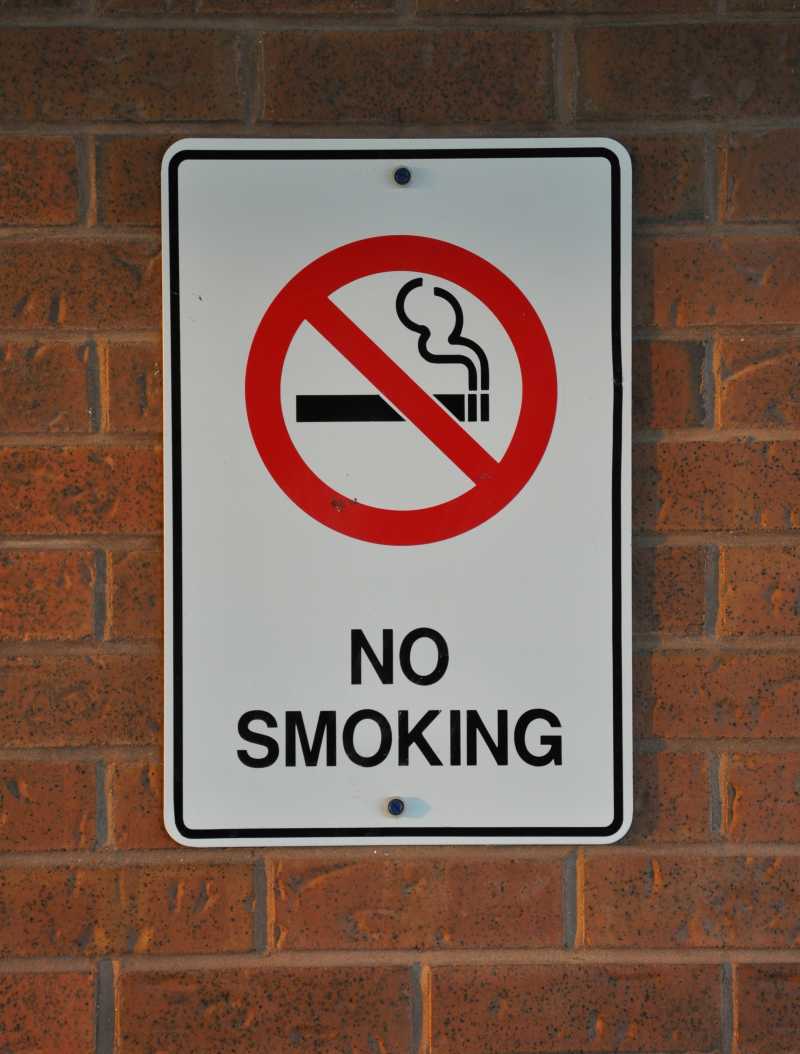 墙壁上禁止吸烟的标志