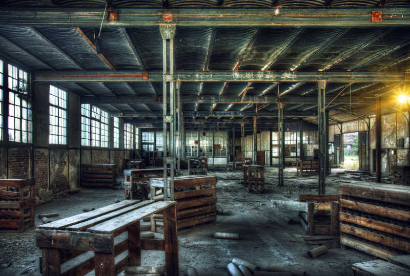 旧废弃的工厂内部