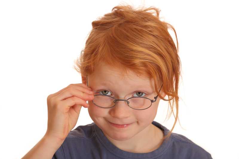 一个戴眼镜的小女孩