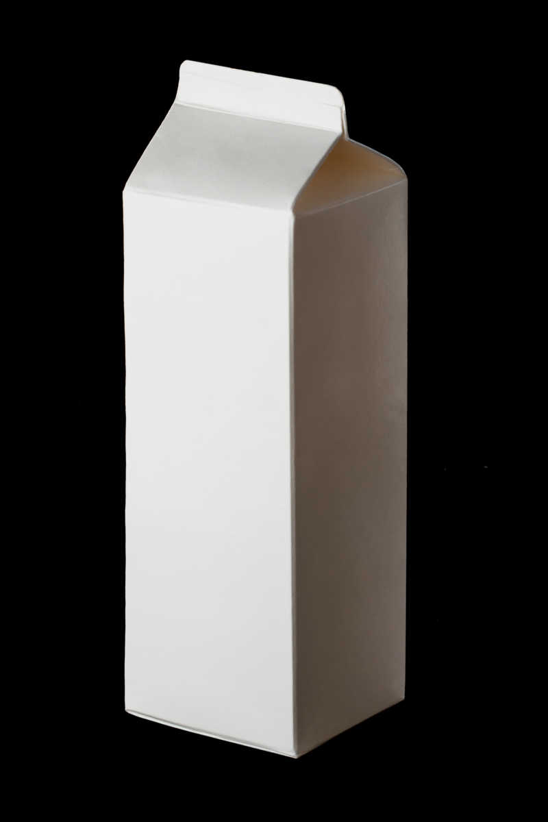黑色背景上白色的牛奶包装盒模型