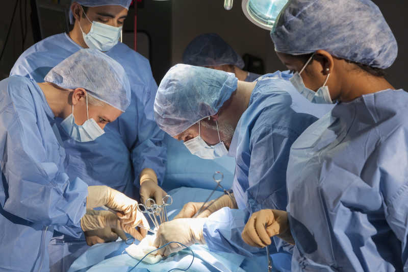 许多外科医生在手术室为病人做外科手术