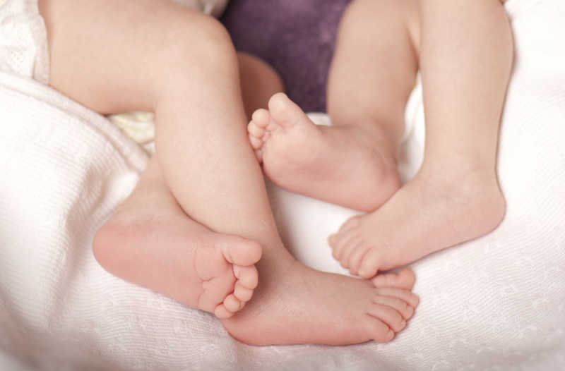 躺着的两个婴儿的脚