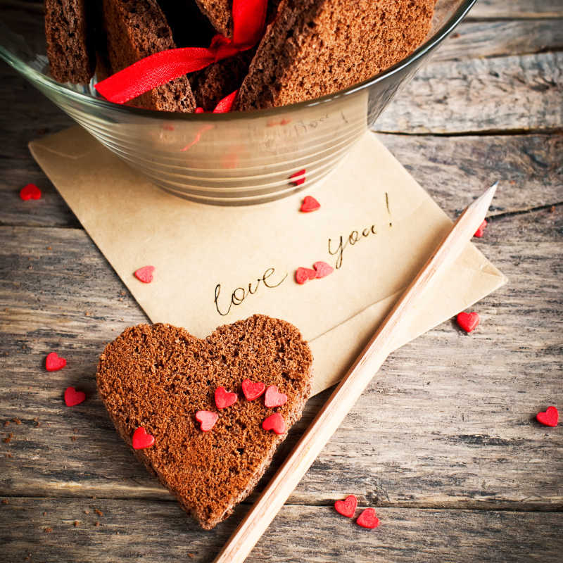 情人节的巧克力蛋糕和表白信