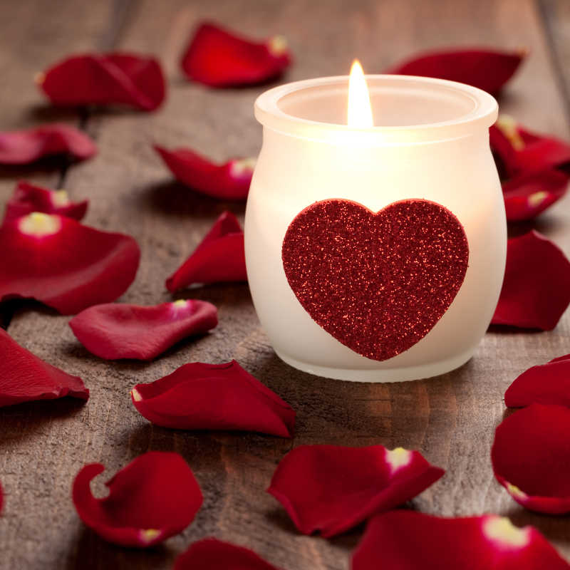 浪漫的爱心蜡烛和玫瑰花