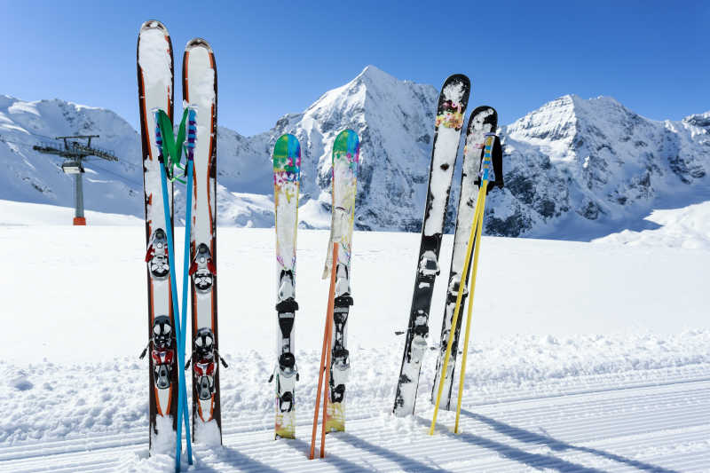 雪地上的滑雪器材