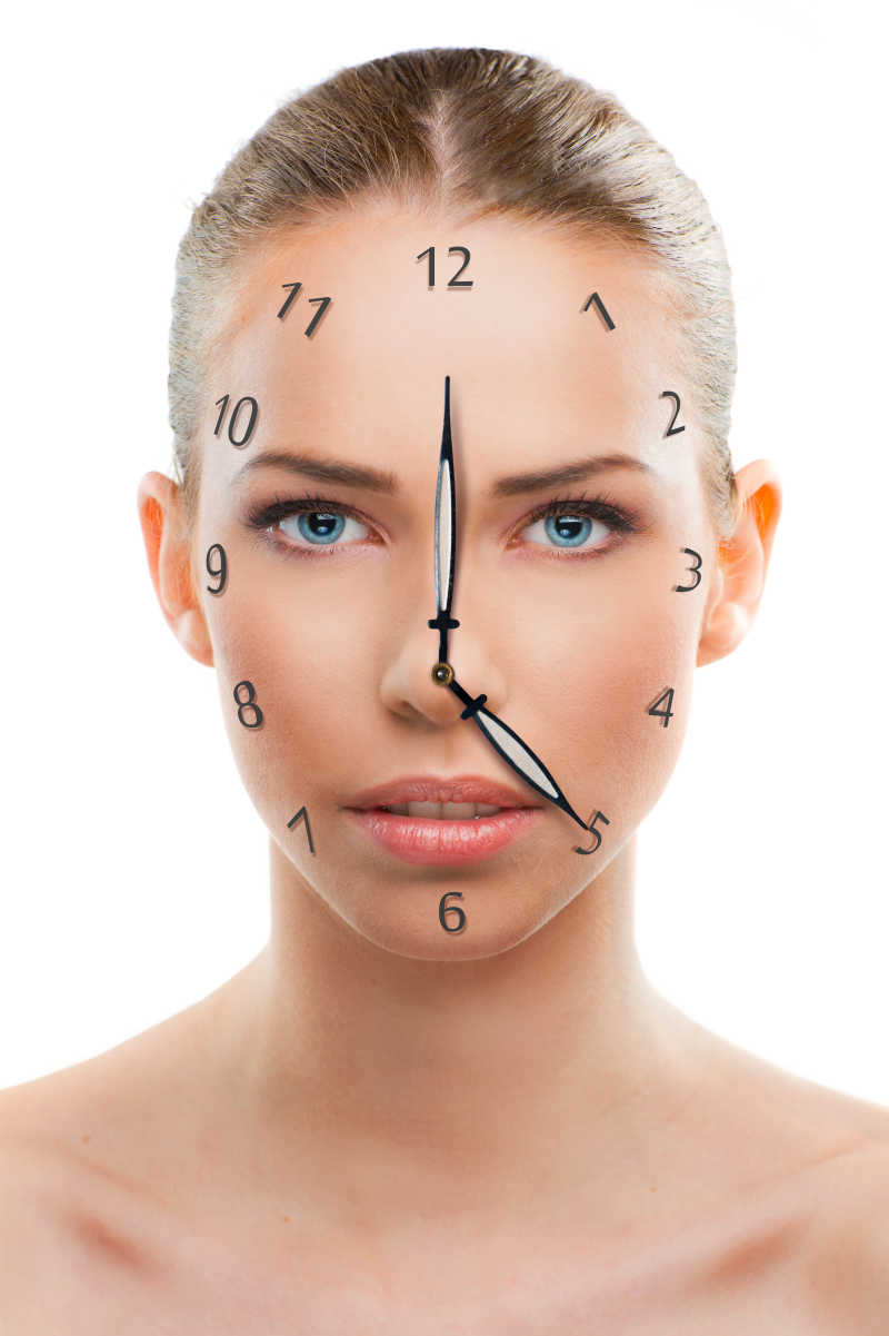 白色背景上女人脸上的时钟概念图
