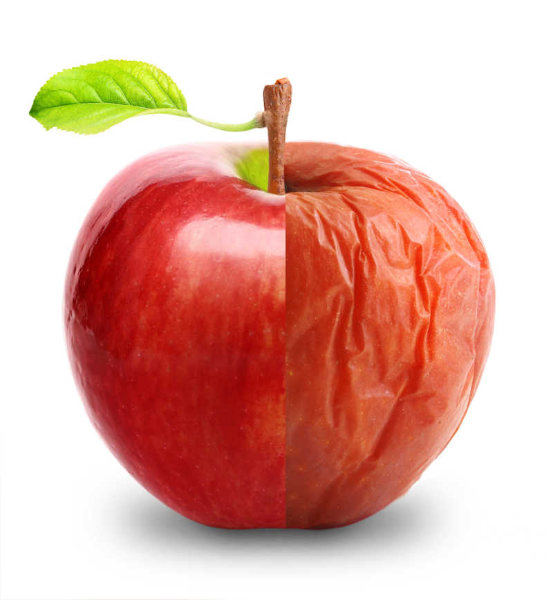 白色背景上一半新鲜一半焉掉的红苹果