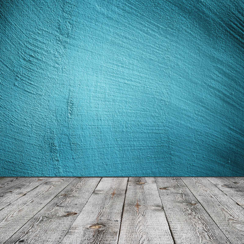 蓝色的墙与木制地板