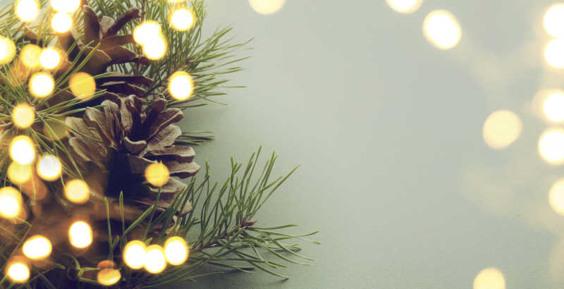 圣诞树装饰和彩灯