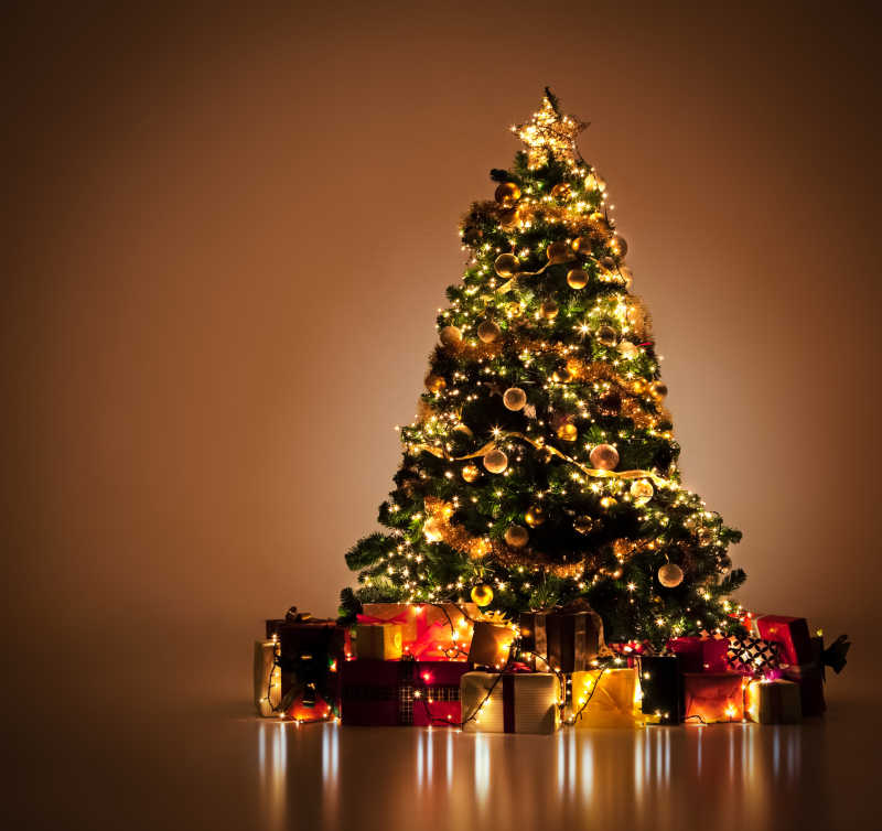 圣诞树与礼品包装盒上的彩灯