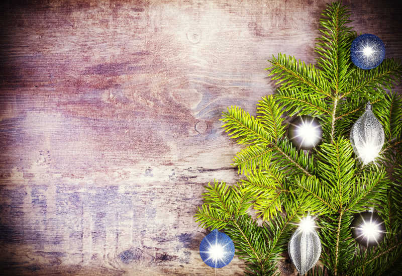 木板上的圣诞节树木装饰