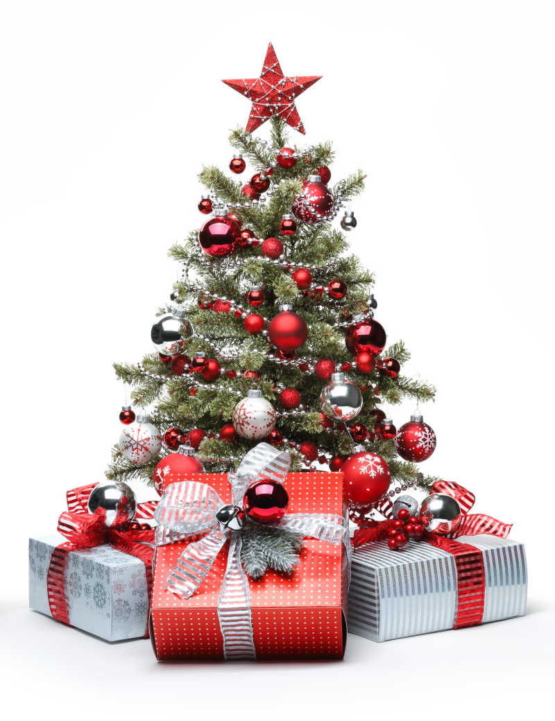 白色背景上的圣诞树装饰和礼品包装盒