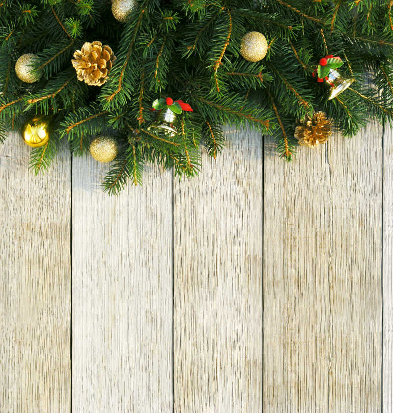 木板上的装饰圣诞树