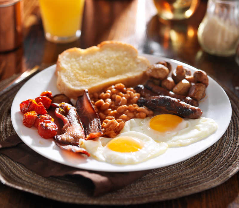 英式早餐有鸡蛋西红柿蘑菇熏肉豆类和香肠
