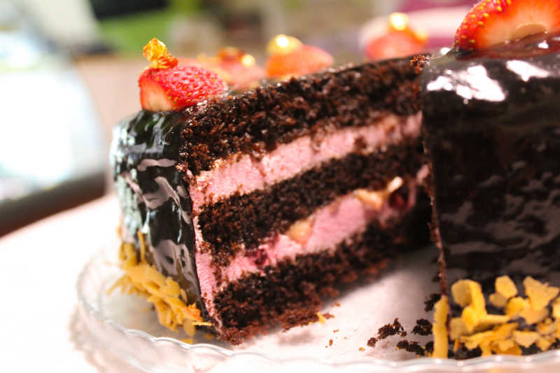 新鲜美味草莓巧克力蛋糕
