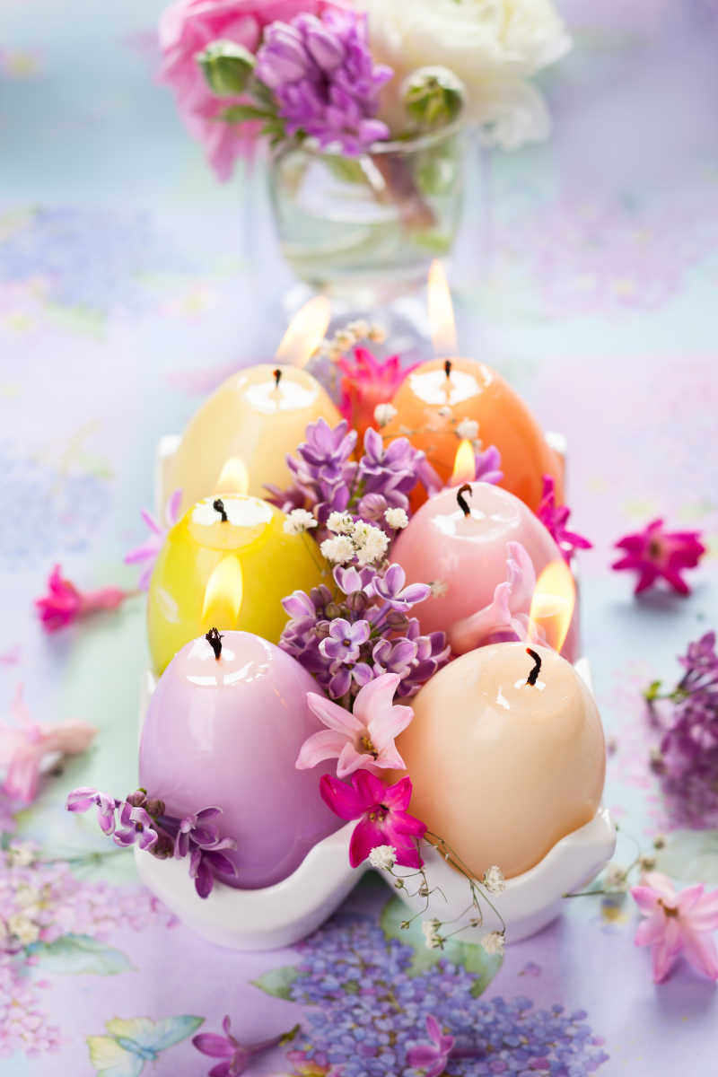 复活节彩蛋蜡烛和花朵