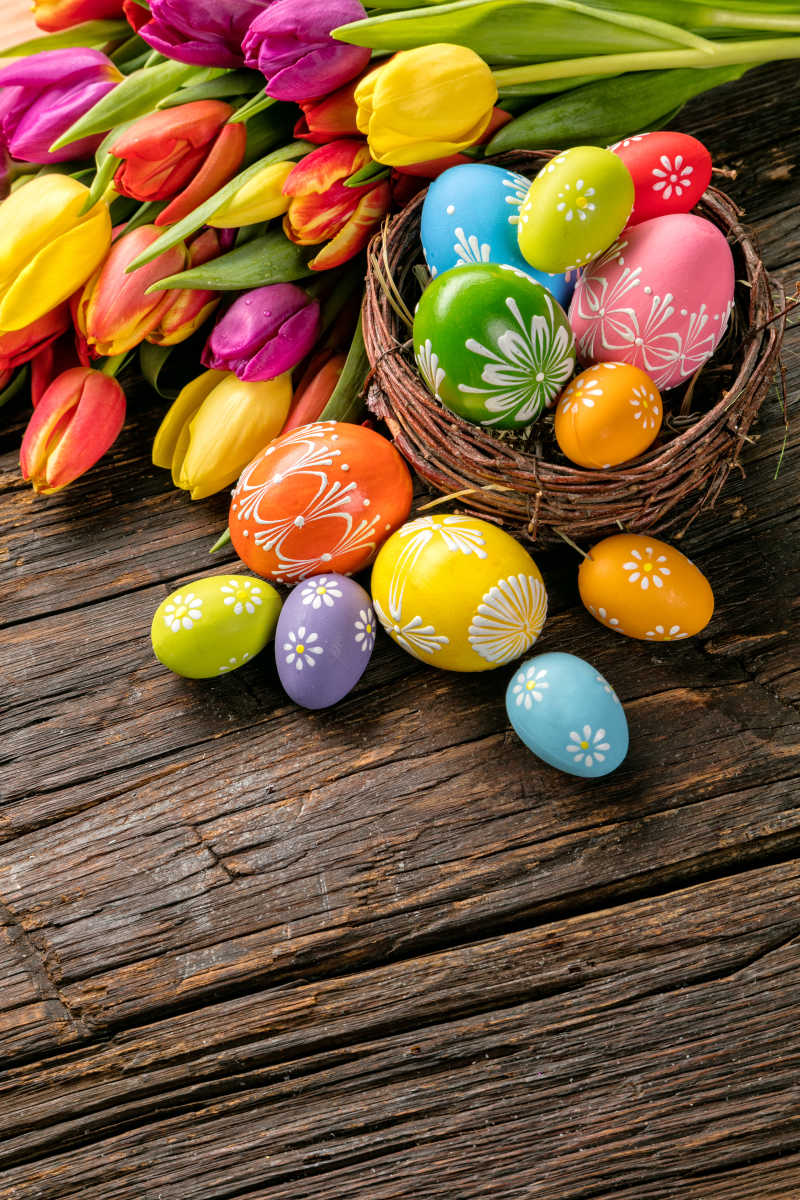 木桌上复活节彩蛋和郁金香