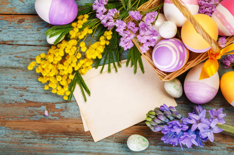 木桌上的复活节彩蛋和花朵