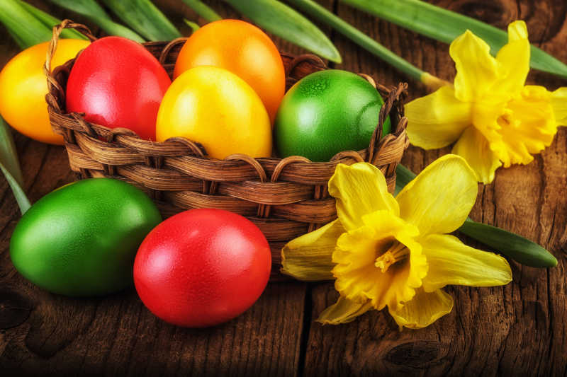 彩色的复活节彩蛋和黄色花朵