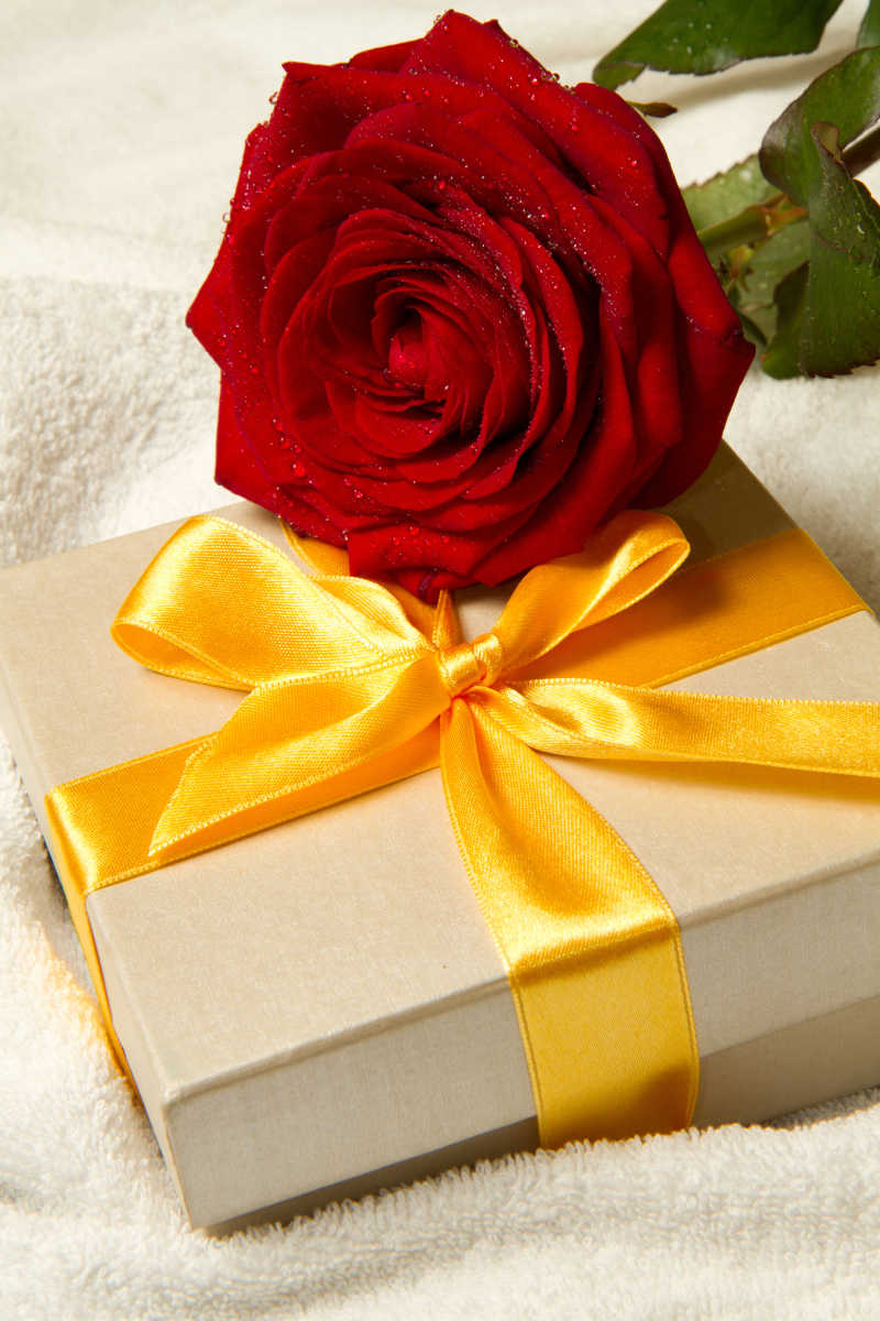 礼品盒和红色玫瑰花