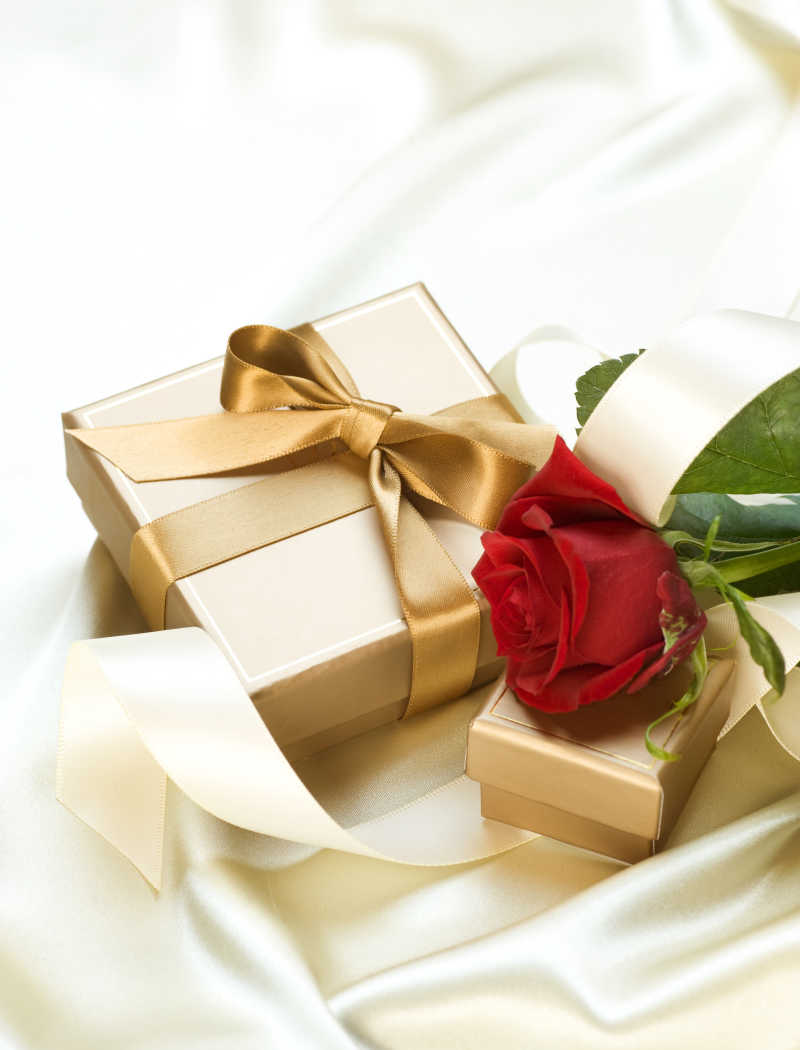 金色礼品盒和红色玫瑰花