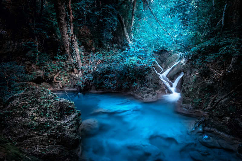 热带雨林与瀑布的神秘之夜